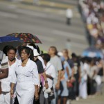 Miles de cubanos hacen cola para llegar a la Plaza de la Revolución a rendir tributo a Fidel Castro | REUTERS/Carlos Barria