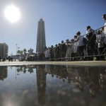 Miles de cubanos hacen cola para llegar a la Plaza de la Revolución a rendir tributo a Fidel Castro | REUTERS/Carlos Barria