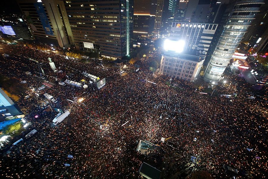 Cientos de miles de surcoreanos se manifiestan para pedir la dimisión de su presidenta Park Geun-hye en Seúl | REUTERS/Kim Hong-Ji