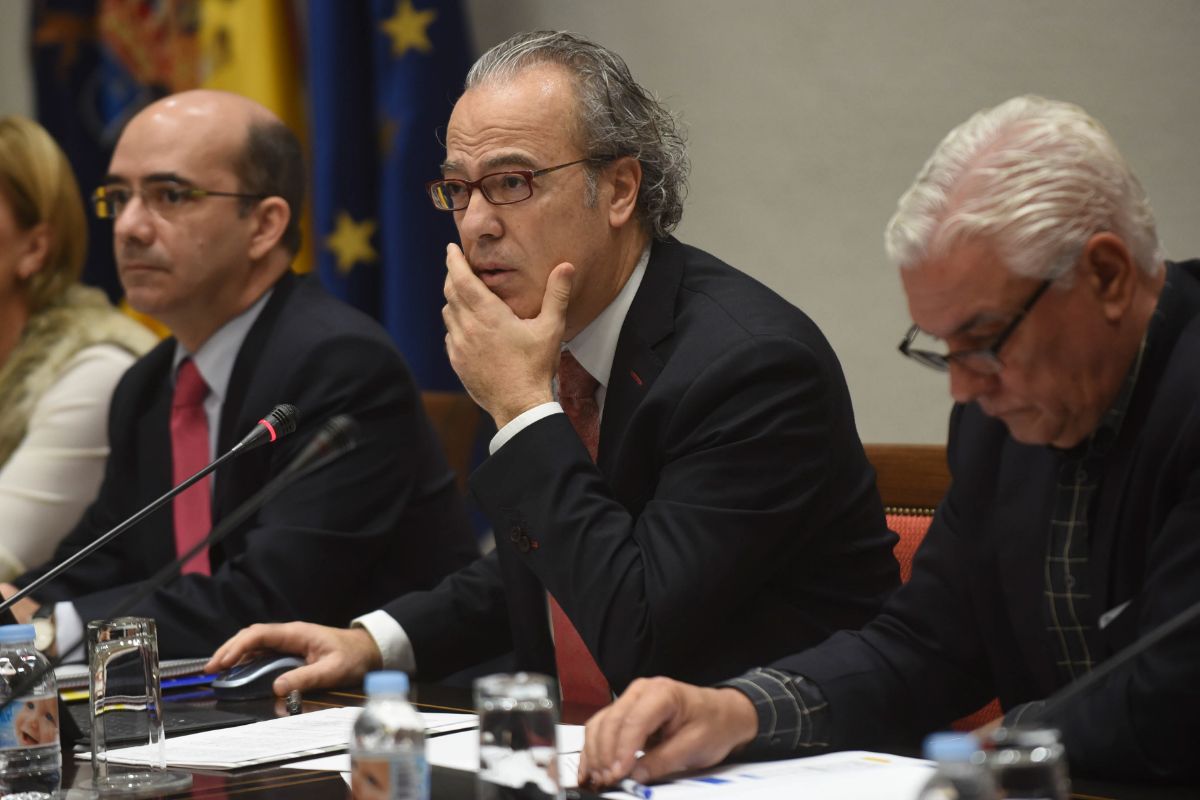 Jesús Morera, consejero de Sanidad, ayer, en el Parlamento; a su izquierda, el director del SCS, Roberto Moreno. / SERGIO MÉNDEZ
