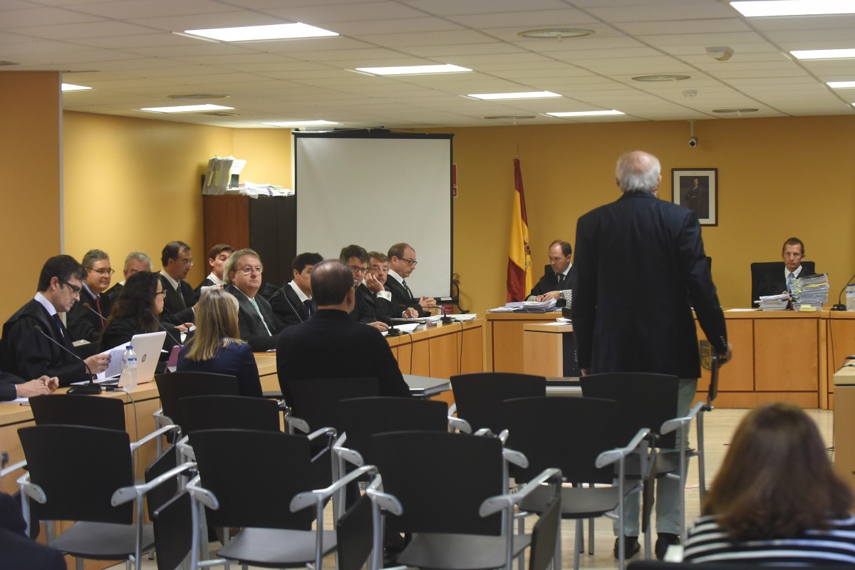 Javier Domínguez Anadón declara ante el tribunal durante la sesión de ayer; a su lado, los peritos municipales Berta Álvarez y Elías Medina. Sergio Méndez