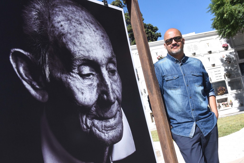 El artista busca capturar “el paso del tiempo y del dolor en las miradas”. / S.M.