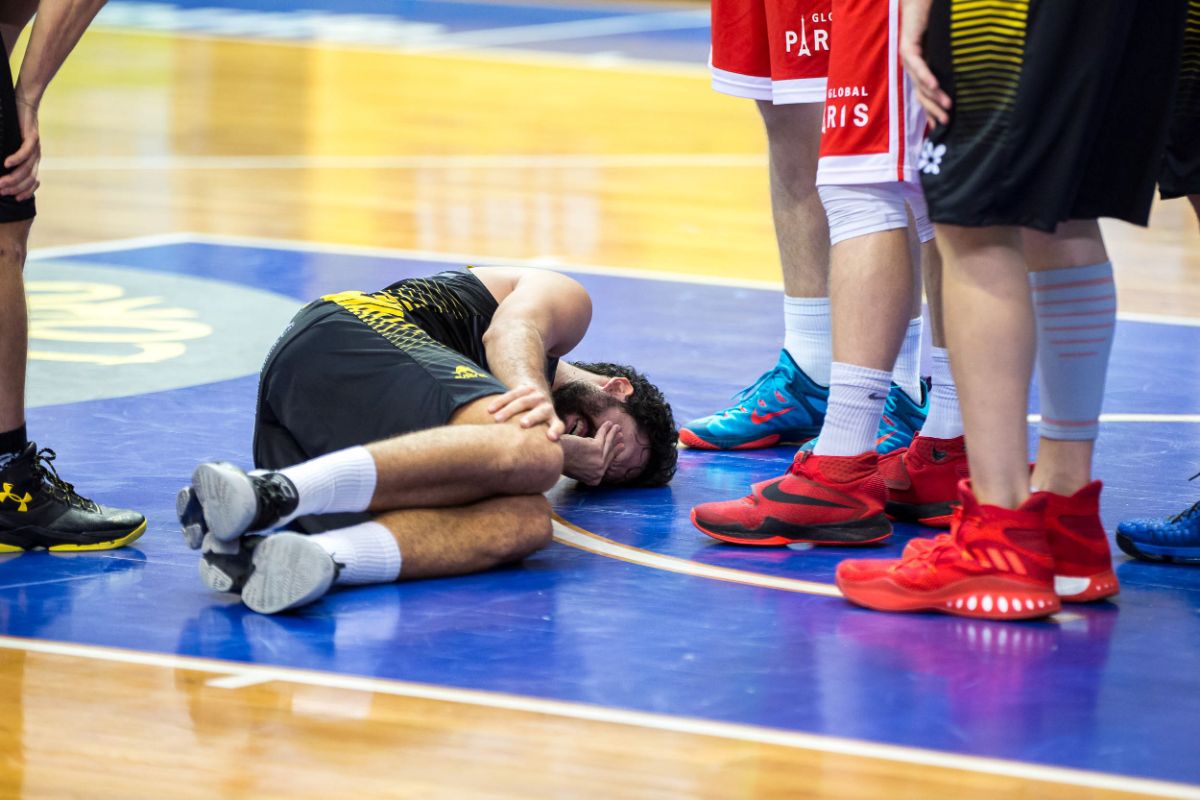 Momento en el que se produce la lesión de Javier Beirán, jugador del Iberostar Tenerife | FOTO: Sergio Méndez