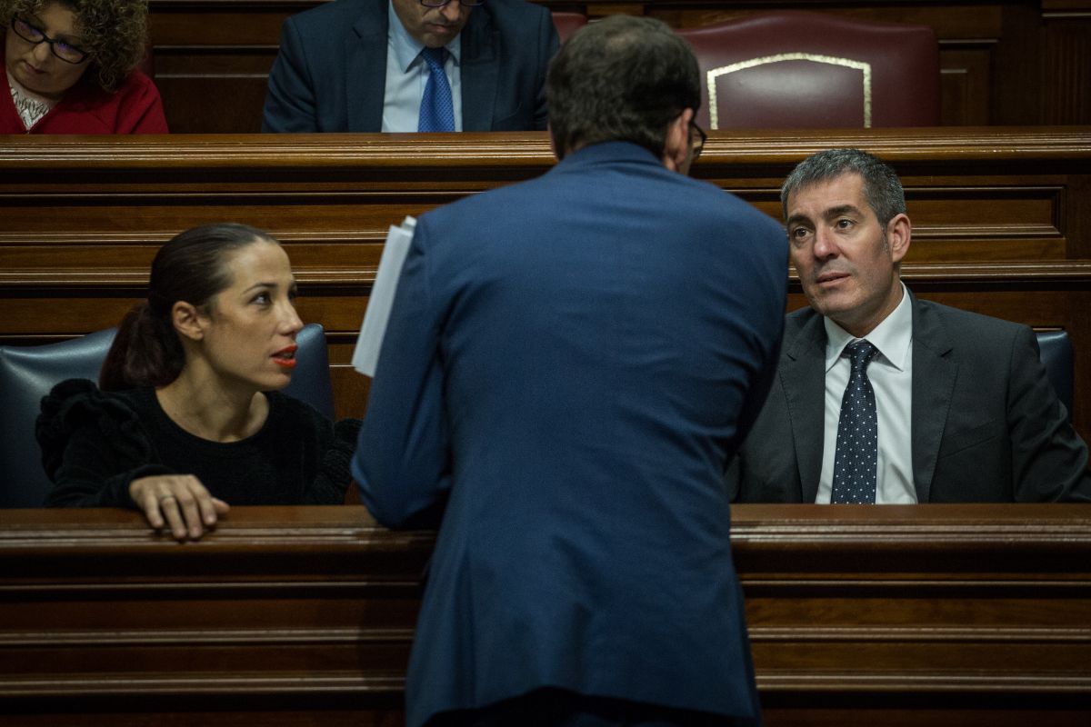 Asier Antona (PP) charla con Patricia Hernández (PSOE) y Fernando Clavijo (CC), en el pleno del Parlamento de Canarias. / ANDRÉS GUTIÉRREZ Asier Antona (PP) charla con Patricia Hernández (PSOE) y Fernando Clavijo (CC), en el pleno del Parlamento de Canarias. / ANDRÉS GUTIÉRREZ