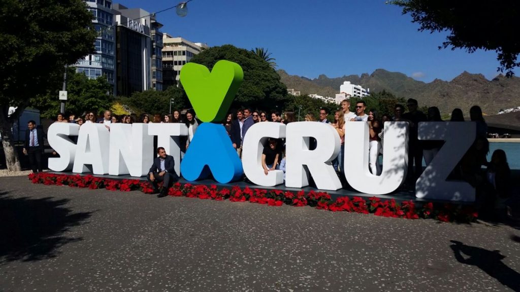 Santa Cruz luce ya el corpóreo de su marca ciudad en la Plaza de España | DA