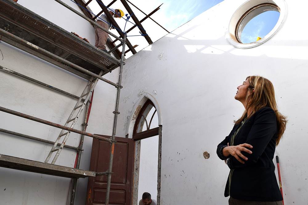 Yolanda Moliné, concejal de Patrimonio histórico, en las obras de rehabilitación del cementerio de San Rafael y San Roque | DA