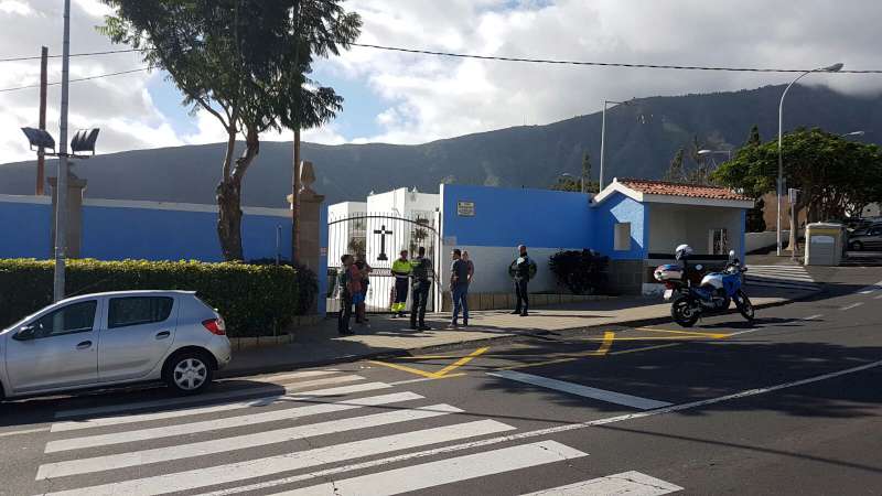 Policías y Guardia Civil procedieron a cerrar el cementerio municipal de Güímar / DA