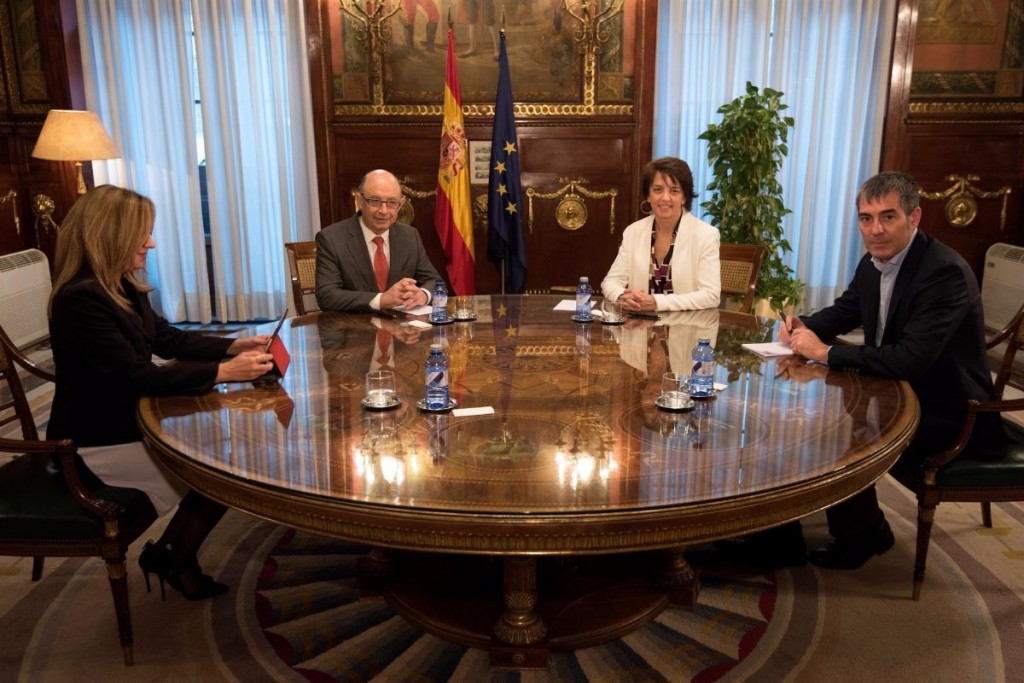 Rosa Dávila y Fernando Clavijo se reúnen con Cristónal Montoro | FOTO: Arturo Rodriguez