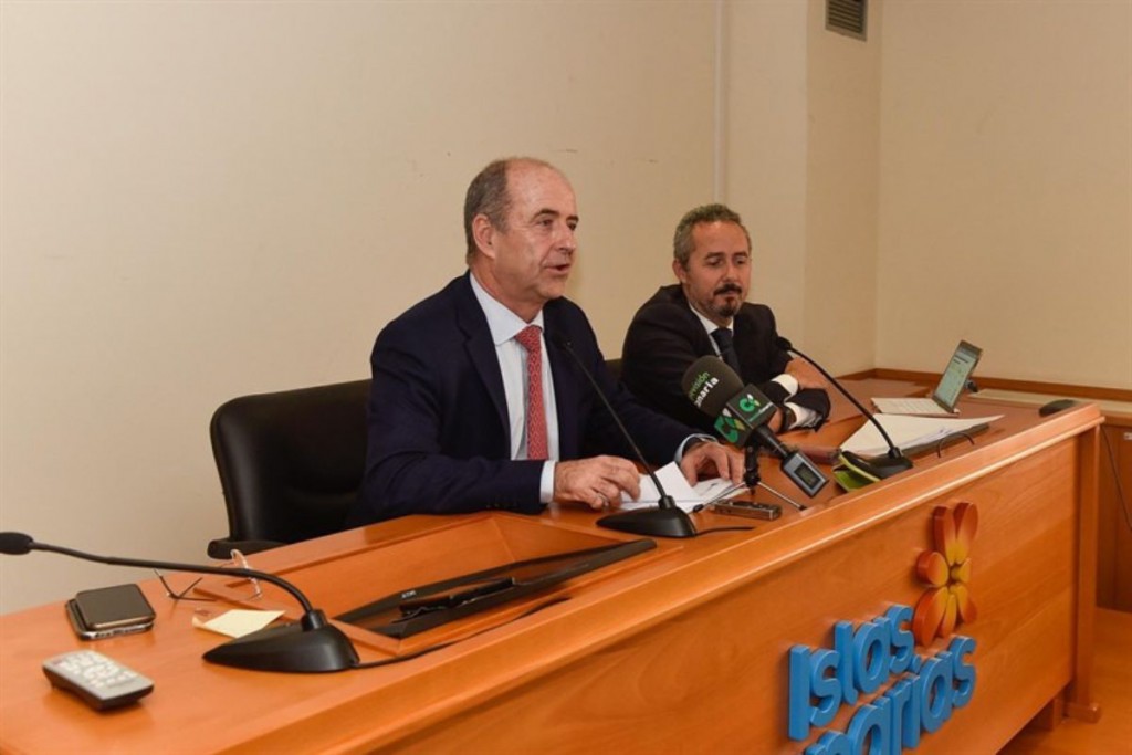 El consejero de Economía, Pedro Ortega, junto al viceconsejero de Asuntos Económicos, Ildefonso Socorro. DA
