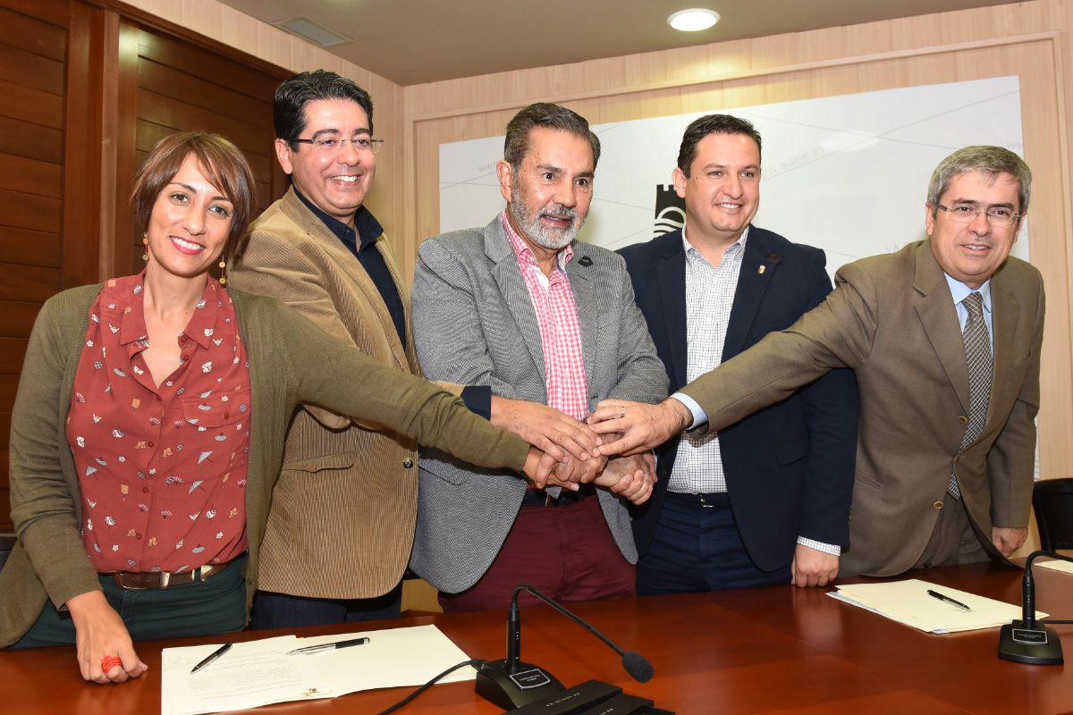Los cinco alcaldes, ayer en Adeje, tras la firma de los estatutos por los que se regirá la nueva asociación. Sergio Méndez
