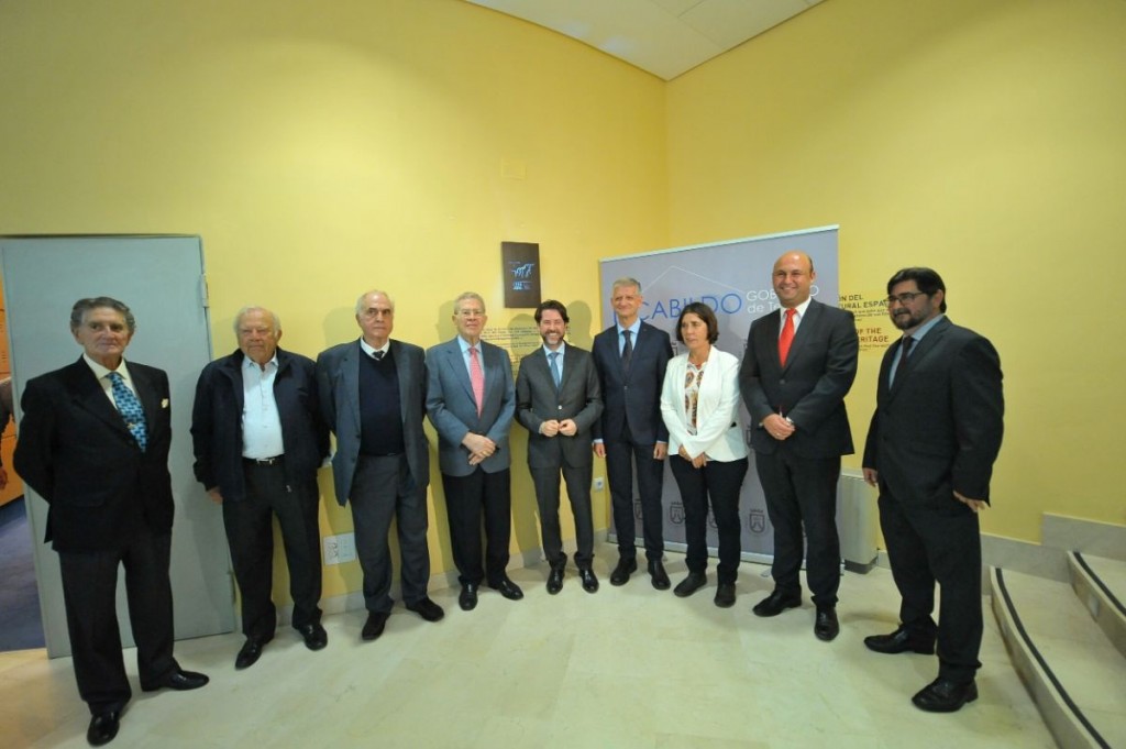 Los responsables de las instituciones junto a los galardonados al finalizar el acto. DA