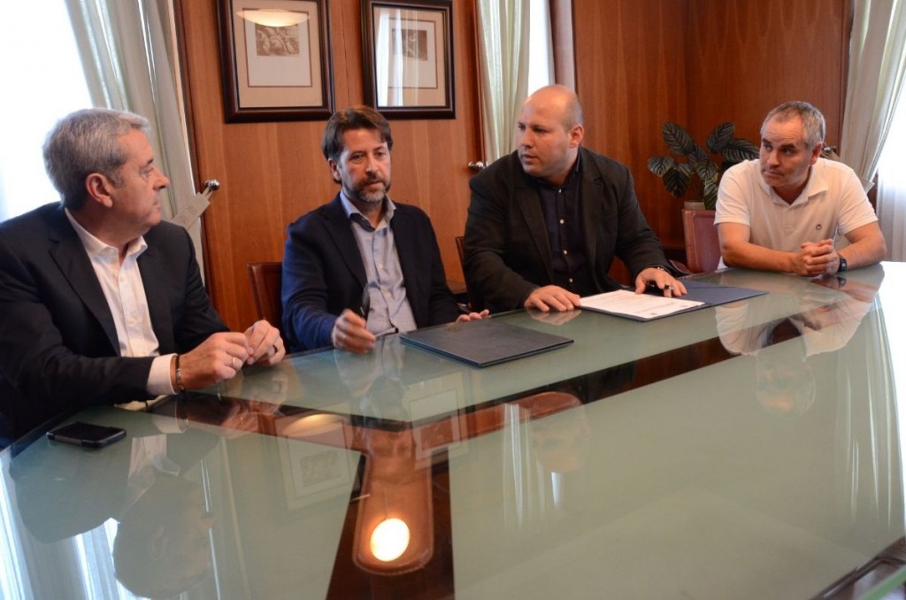 El convenio fue firmado entre el presidente insular y el alcalde y asistió el consejero insular de Cooperación. DA