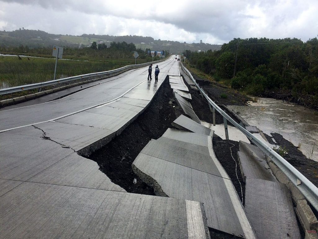 Una carretera dañada después del terremoto en isla Chiloe al sur de Chile, | REUTERS/Alvaro Vidal