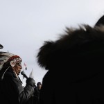 El líder espiritual de la nación Sioux de Lakota, Dakota y Nakota habla durante una manifestación contra el oleoducto dentro del campamento Oceti Sakowin | REUTERS/Lucas Jackson