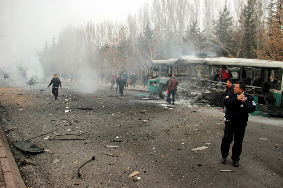 Imagen de la zona y el autobús tras la explosión de la bomba en Kayseri, Turquía | Turan Bulut/ Ihlas News Agency