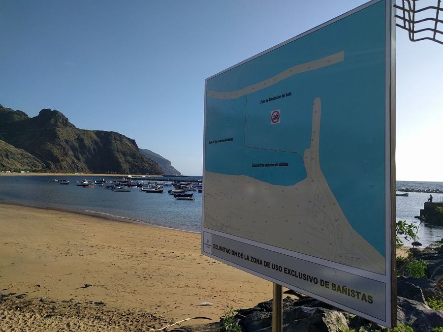 Señalización de la zona delimitada para las embarcaciones en las playa de Las Teresitas | DA