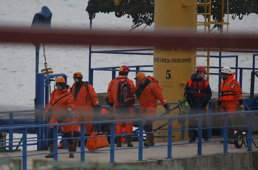 Miembros del ministerio de emergencias ruso se preparan para trabajar en el rescate del avión Tu-154 estrellado en el Mar Negro, en Sochi | REUTERS/Maxim Shemetov