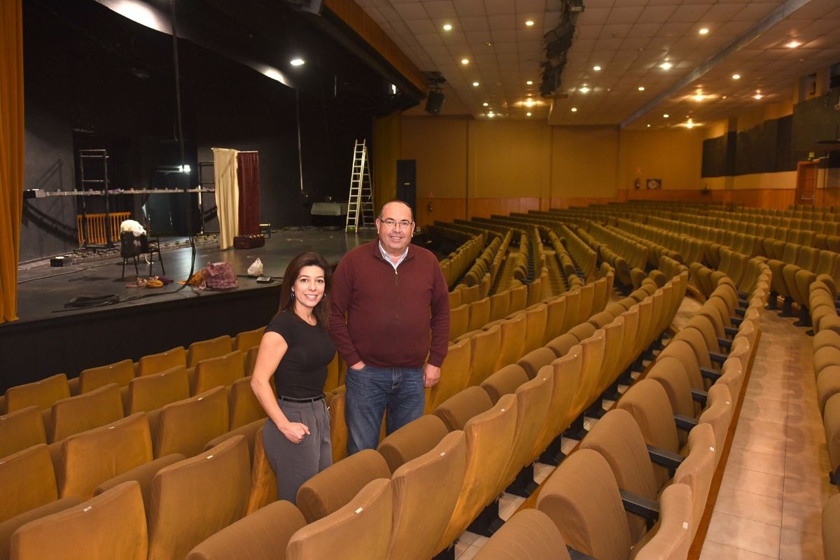 El alcalde y la concejal de Cultura en el interior del auditorio, cuya caja escénica se está desmontando para iniciar las obras en breve. Sergio Méndez