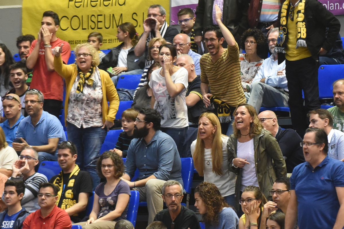 El público celebra una nueva victoria en casa del Iberostar Tenerife | FOTO: Sergio Méndez