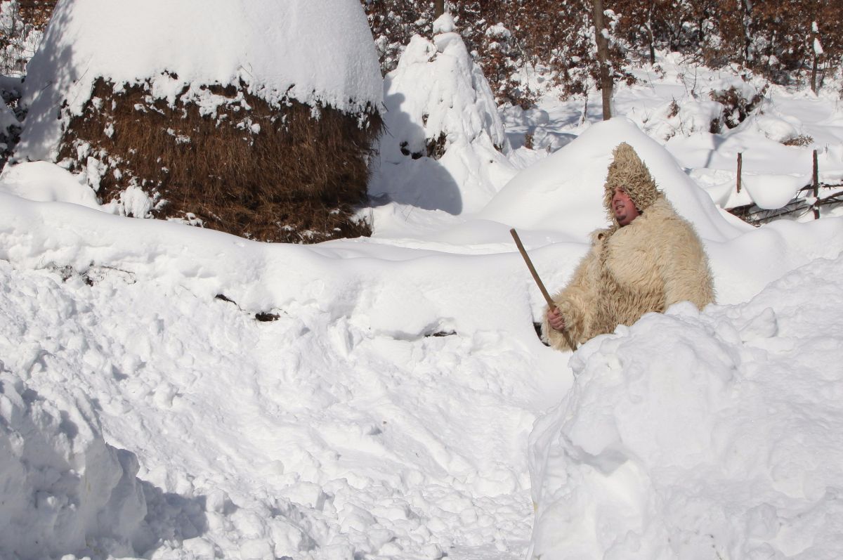 Un hombre camina sobre la nieve a menos 26 grados centrígrados en Jezerc, Kosovo | FOTO: REUTERS/Hazir Reka