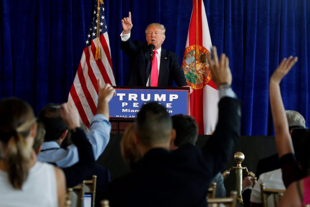 Trump afirma que los republicanos harán un favor a los demócratas derogando el Obamacare