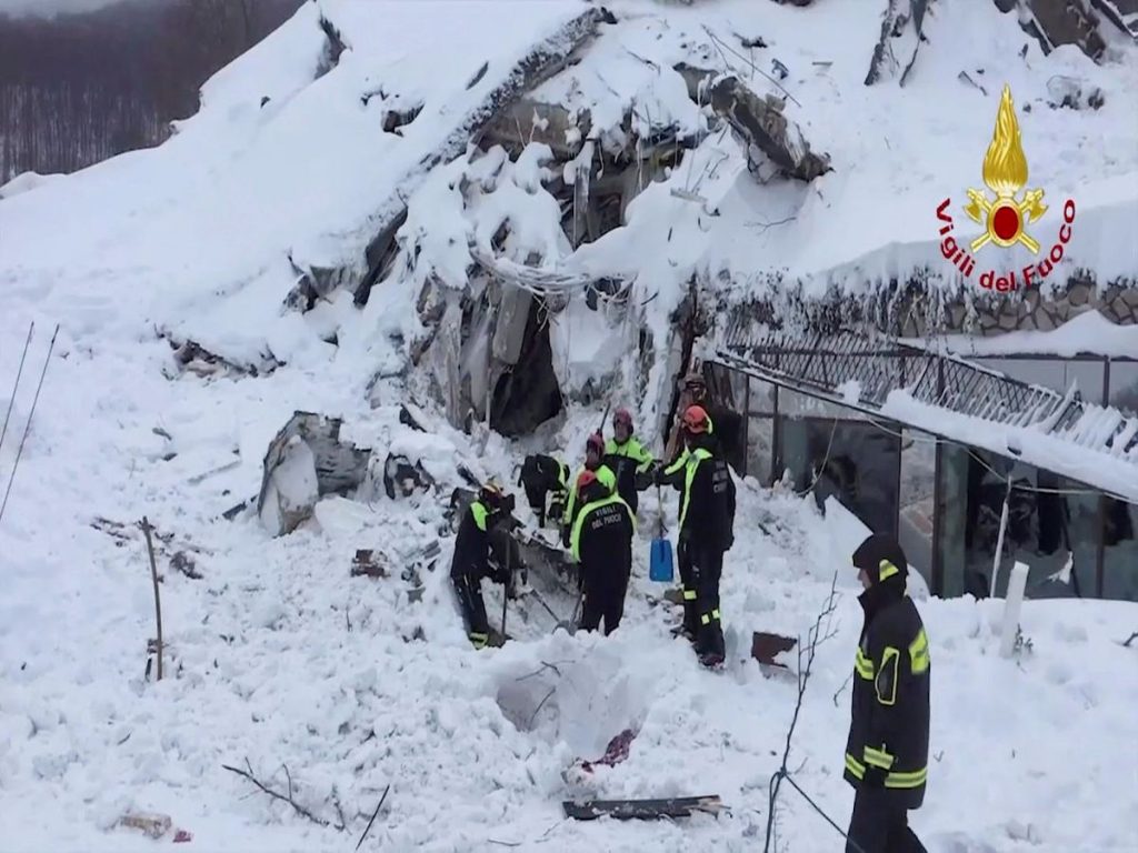 Bomberos de los equipos de rescate trabajan en la zona del hotel sepultado | Cuerpo de bomberos de Italia