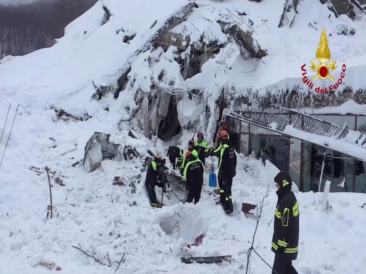 Bomberos de los equipos de rescate trabajan en la zona del hotel sepultado | Cuerpo de bomberos de Italia