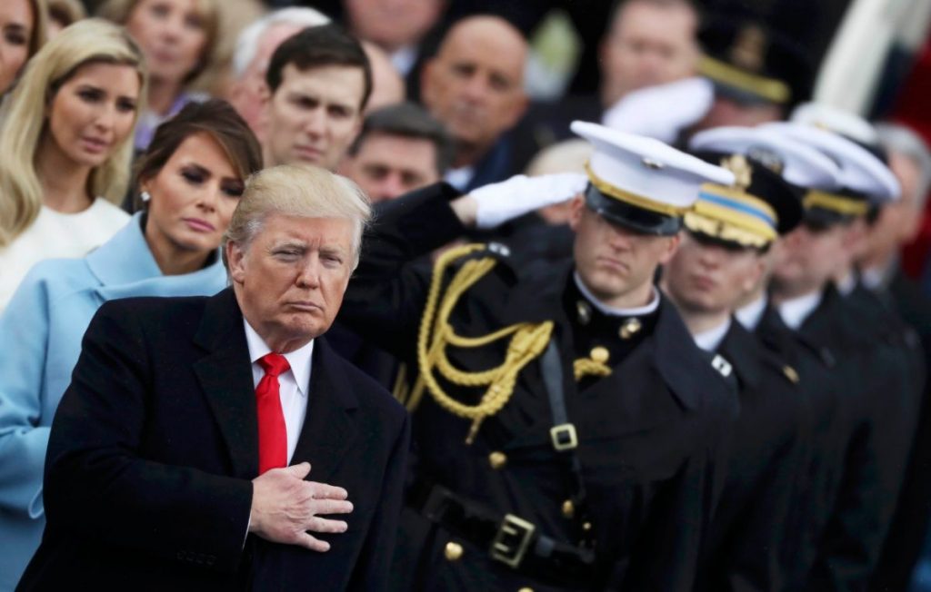Donaldo Trump jurando como Presidente de los Estados Unidos de América | FOTO: REUTERS/Carlos Barria