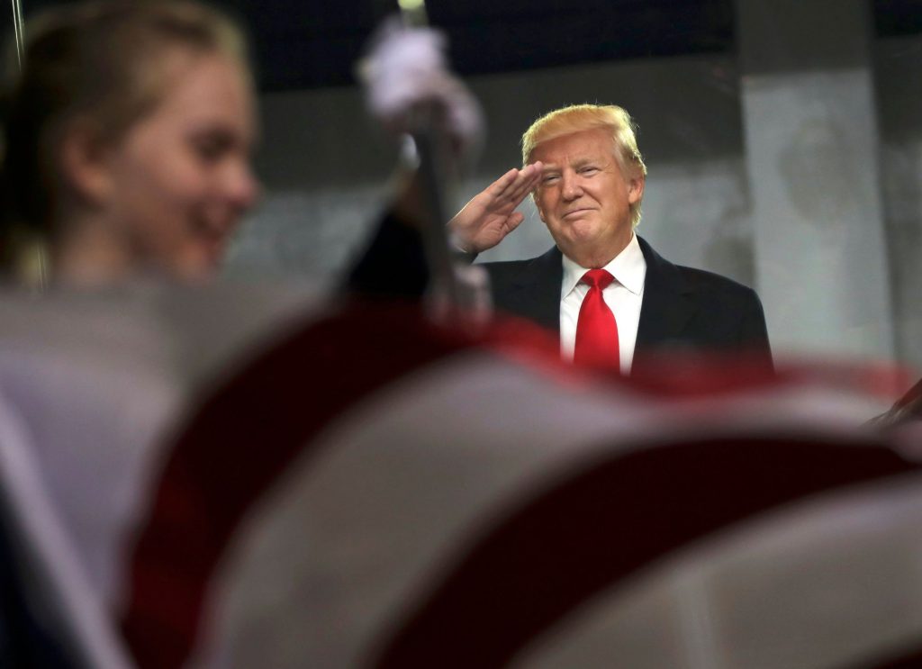 Donald Trump hace el saludo militar tras jurar como presidente de los Estados Unidos | REUTERS