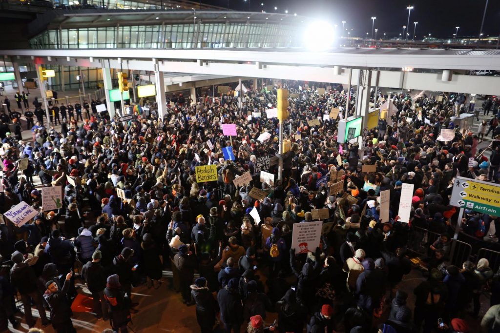 Manifestantes se han concentrado convocados por facebook por fuera del aeropuerto JFK de New York para protestar contra las deportaciones | FOTO: REUTERS/Joe Penney