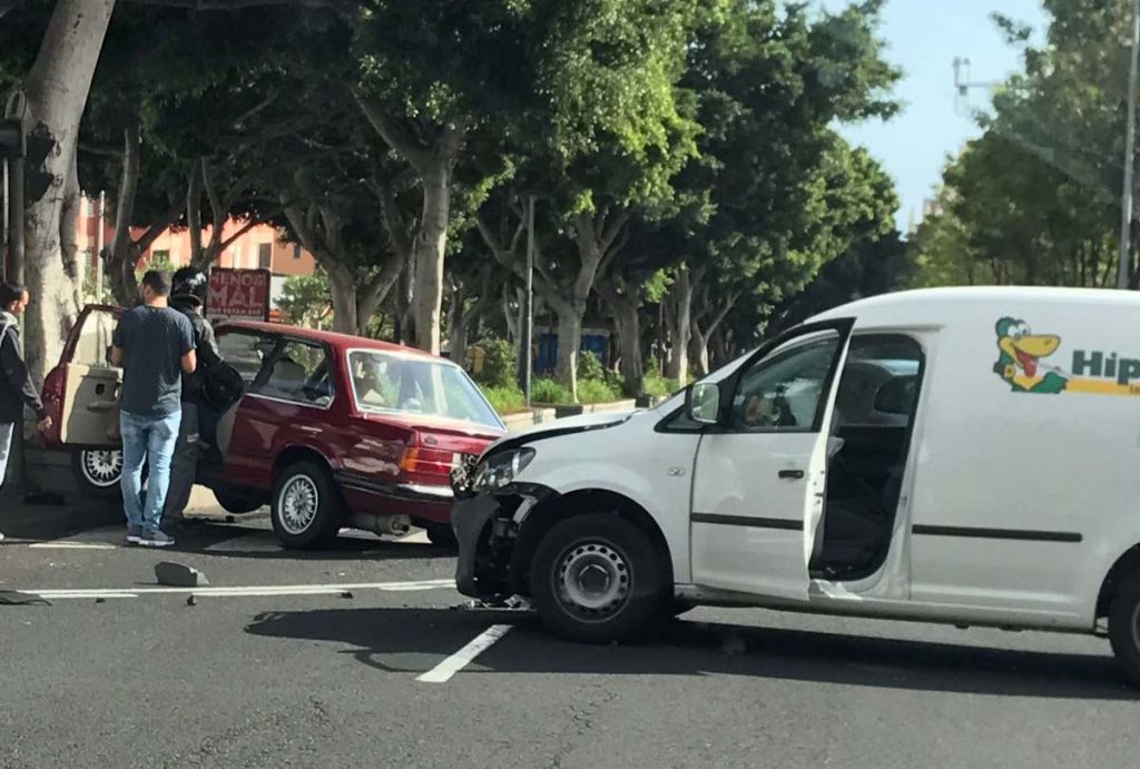 Colisionan dos vehículos en Santa Cruz de Tenerife | @LOS_JARDINEROS