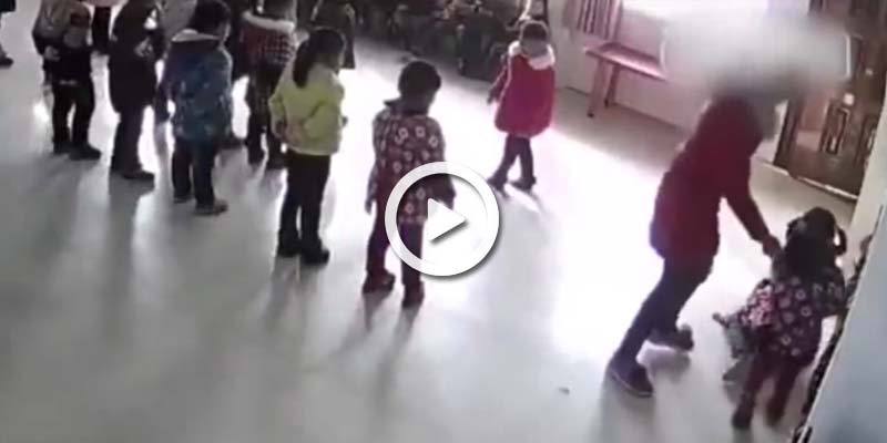 Maestra pegando niñas en guardería china
