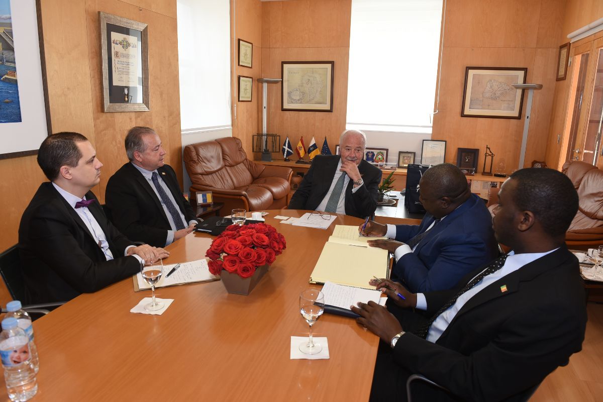 Un momento del encuentro de Ricardo Melchior con la delegación maliense. DA
