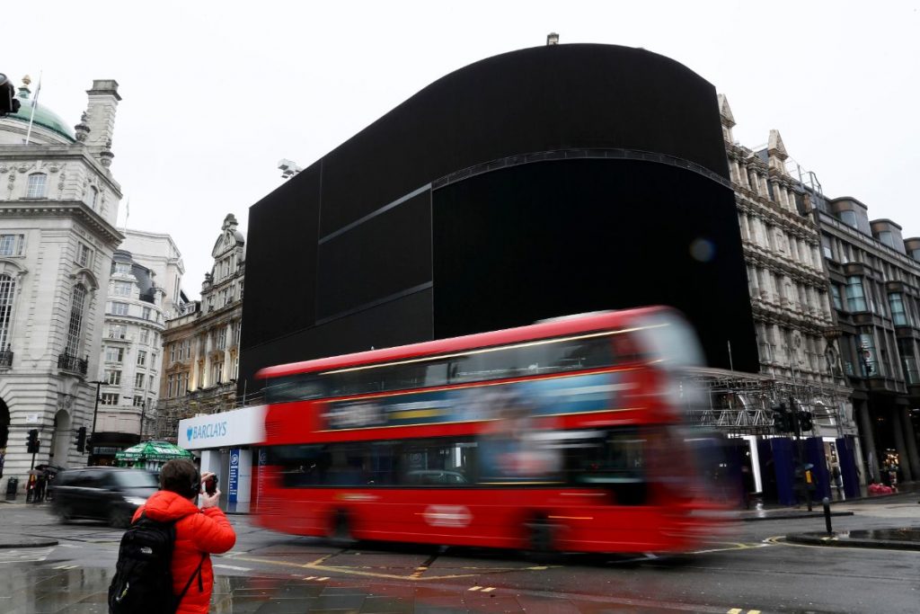 Piccadilly Circus apaga sus luces | REUTERS/Stefan Wermuth