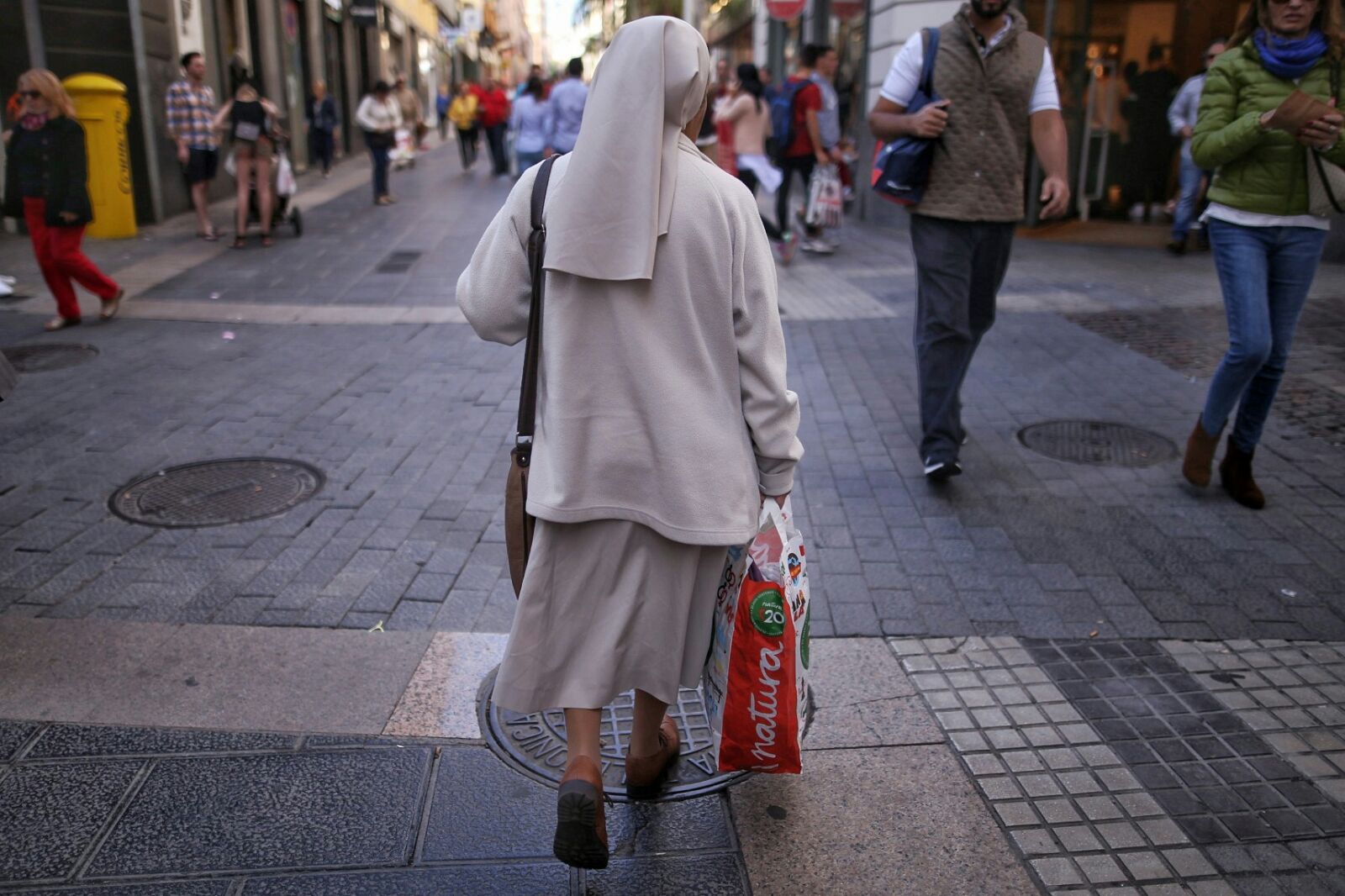 Arrancan las rebajas y las calles de Santa Cruz se llenan de gente | FOTO: Andrés Gutiérrez