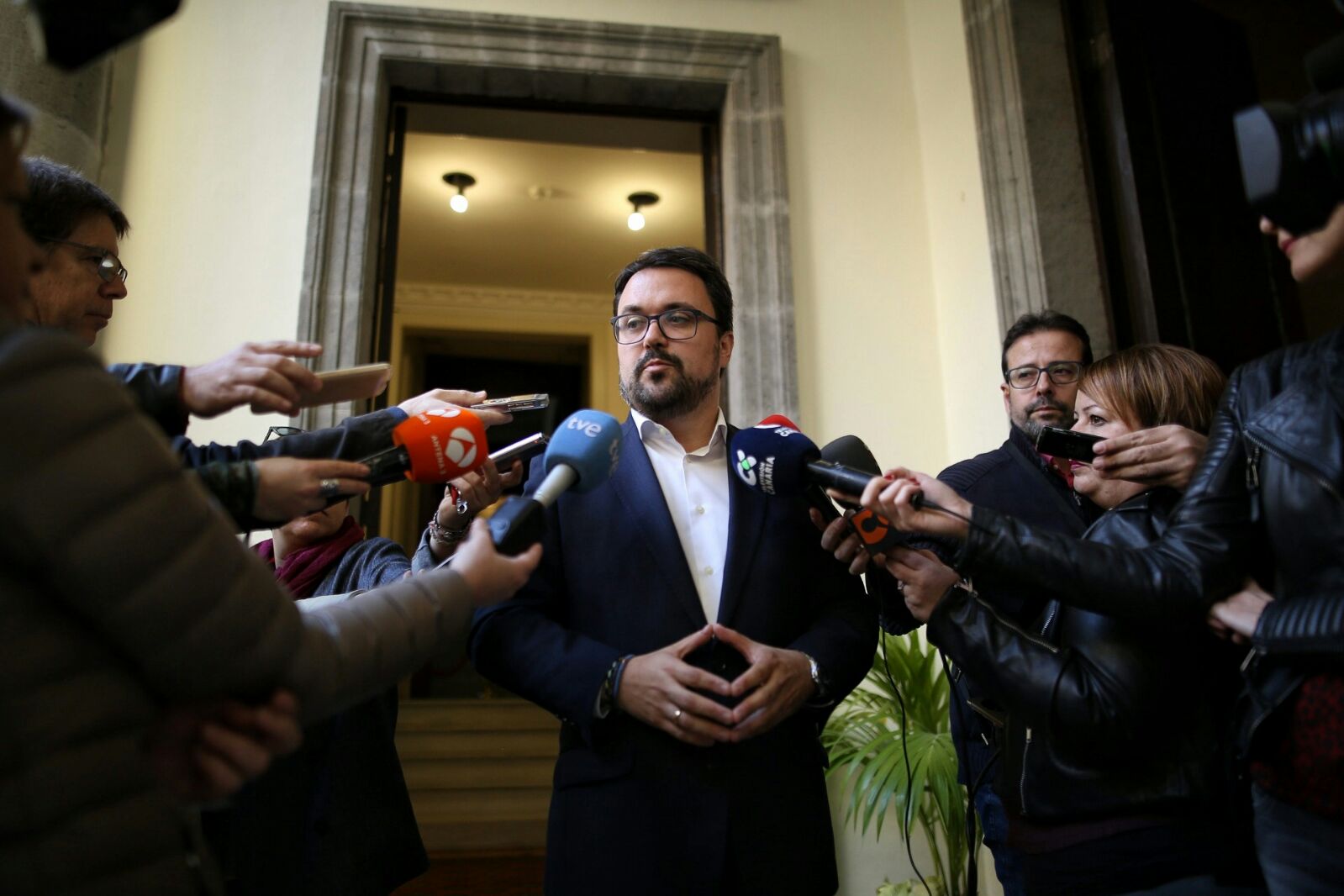 Asier Antona atiende a los medios tras su encuentro con Rodríguez Fraga (PSOE) para tratar un gobierno alternativo a CC | FOTO: Andrés Gutiérrez