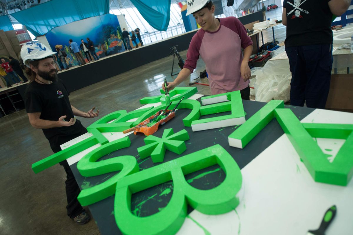 Operarios ultiman detalles del escenario del Carnaval | FOTO: Fran Pallero