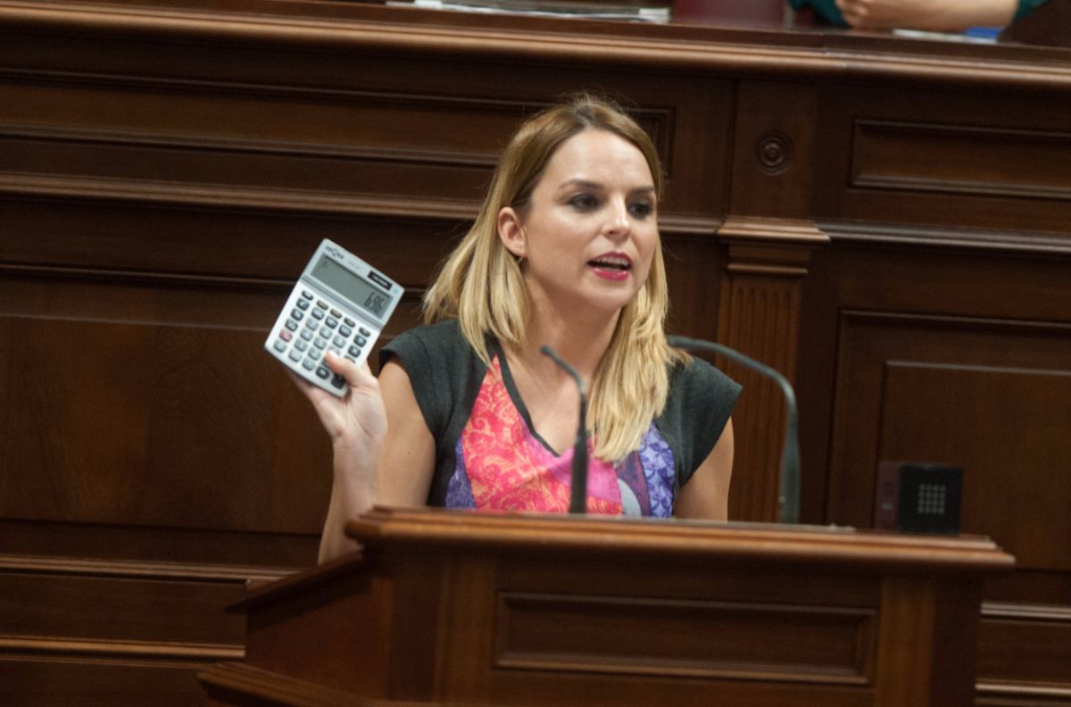Noemí Santana, portavoz parlamentaria de Podemos, ofrece al presidente Clavijo una calculadora | Fran Pallero