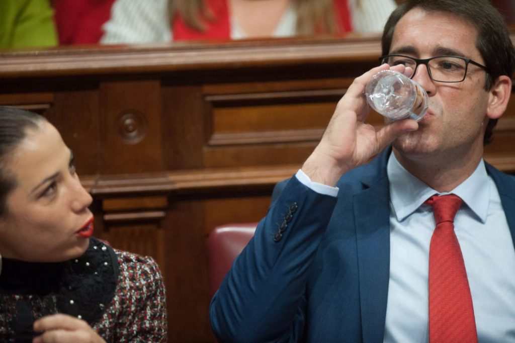 Patricia Hernández e Iñaki Lavandera, del PSOE, durante un momento del Pleno Extraordinario | Fran Pallero