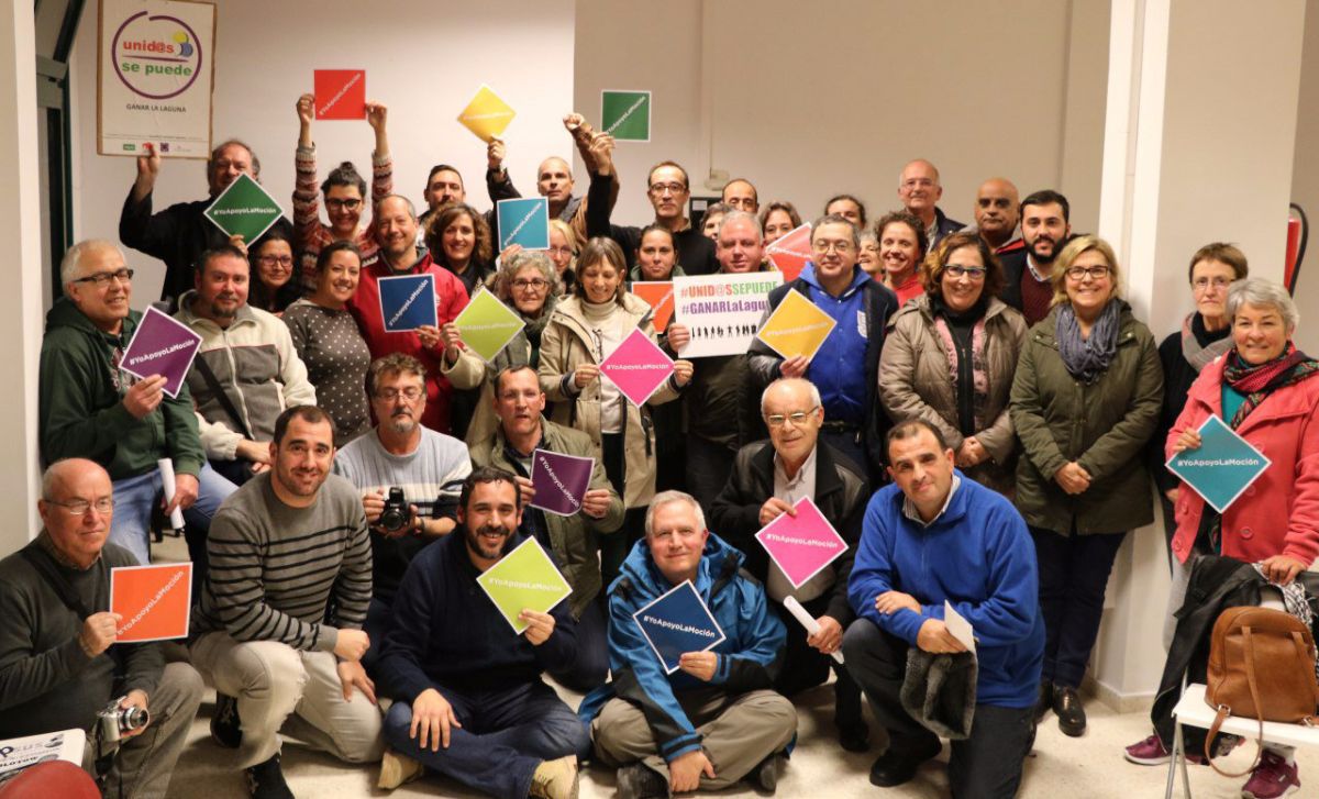 Unidos se puede inició la campaña en redes con esta imagen de los miembros del partido apoyando la moción de censura. DA