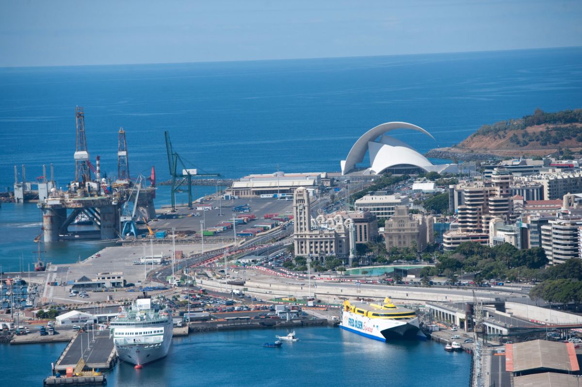 La actividad industrial del puerto capitalino se ha visto intensificada con las plataformas petrolíferas. Fran Pallero 