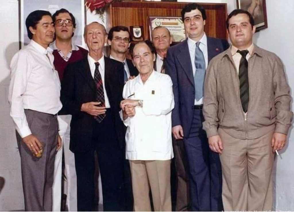 En esta foto antigua aparecen los músicos santacruceros Aníbal Pérez, con guayabera; Pepito Pérez, con traje, y a la izquierda, más joven, Jesús Fariña. El resto son rondalleros. DA
