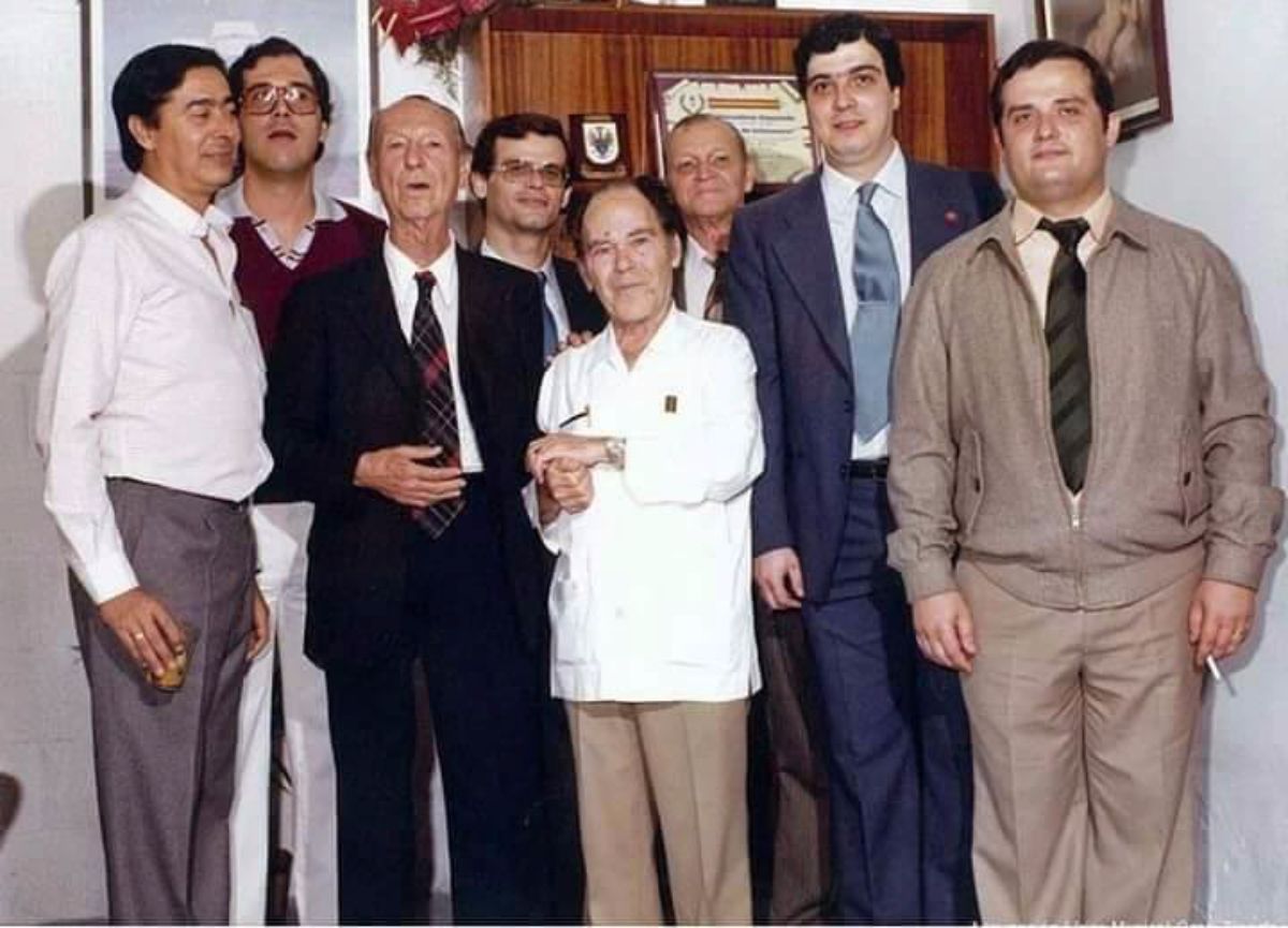 En esta foto antigua aparecen los músicos santacruceros Aníbal Pérez, con guayabera; Pepito Pérez, con traje, y a la izquierda, más joven, Jesús Fariña. El resto son rondalleros. DA