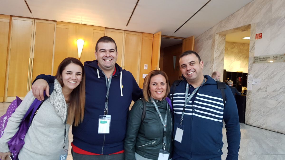 Los cocineros tinerfeños Juan Carlos y Jonathan Padrón, posan junto a sus mujeres, ayer, tras presentar con gran éxito sus innovadores platos elaborados con papa negra en el auditorio de Madrid Fusión | DA