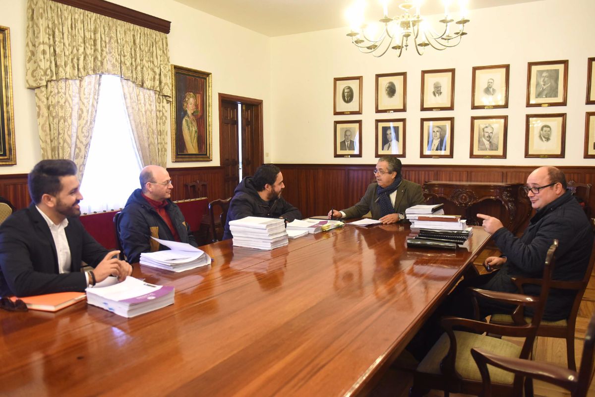 Los representantes de los partidos políticos, momentos antes de la reunión de la comisión de grúas. Sergio Méndez