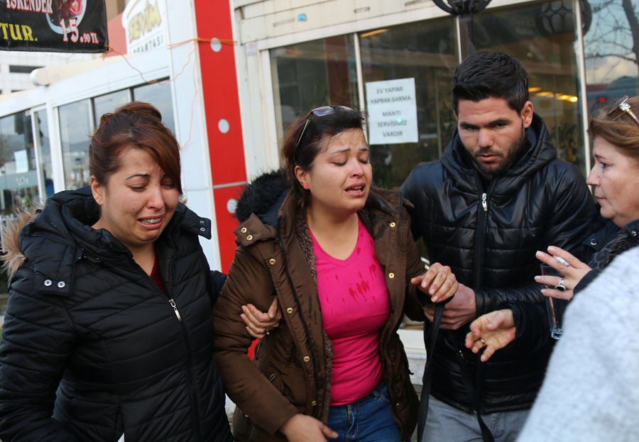 Varias personas huyen tras la explosión en Izmir, Turquía | REUTERS/Hakan Akgun