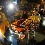 Una mujer herida es trasladada a una ambulancia desde el club atacado en Estambul | FOTO; Murat Ergin/Ihlas News Agency