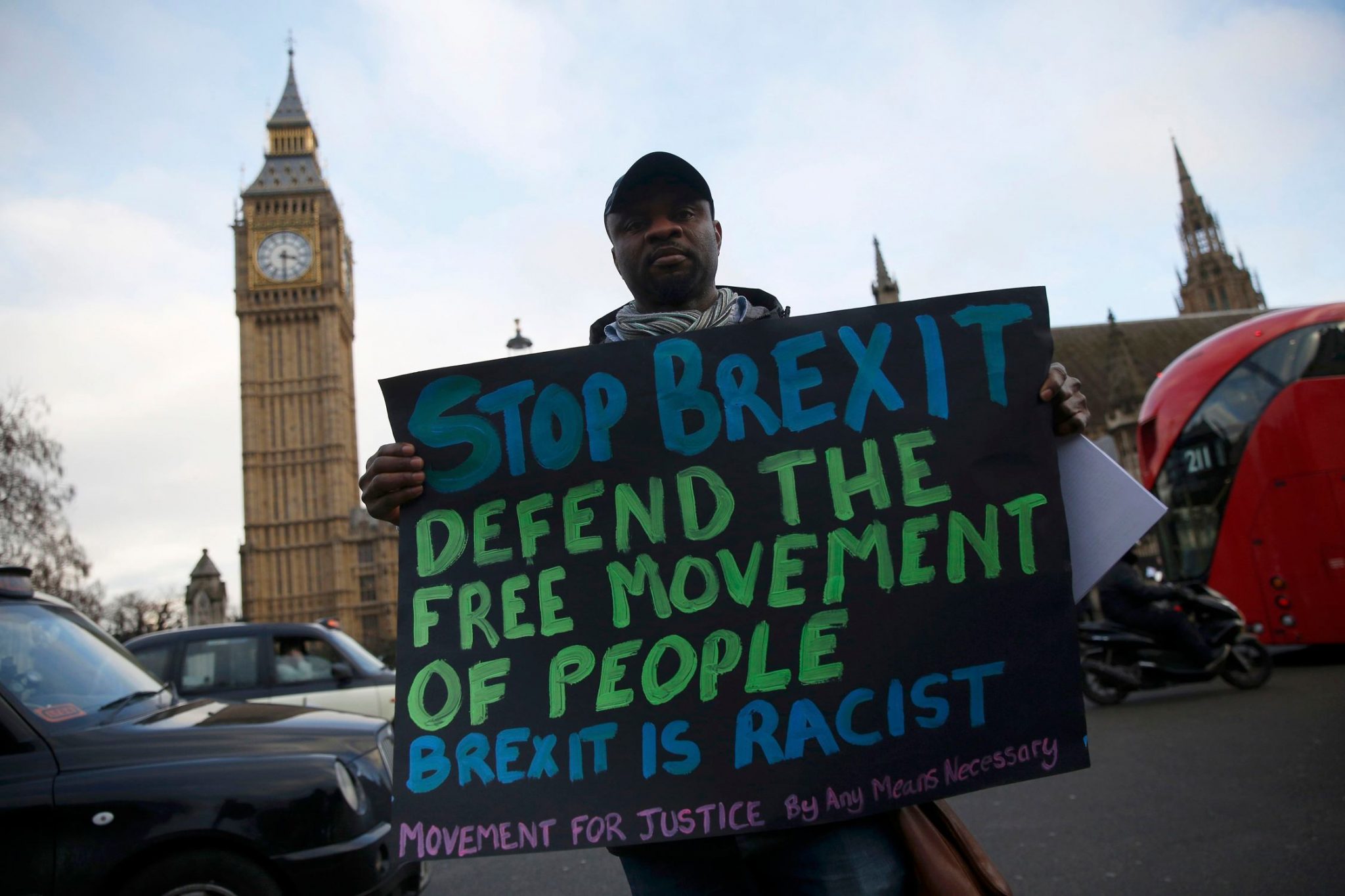 Un ciudadano que se opone al Brexit muestra una pancarta de rechazo por fuera de la Cámara de los Comunes | FOTO: REUTERS/Neil Hall