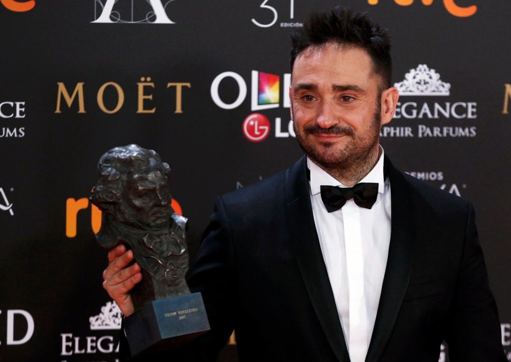 J.A. Bayona posa con si Goya al mejor director | REUTERS