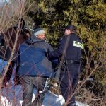 Momento en que varios policías canadienses ayudan a refugiados a huir de los agentes fronterizos estadounidenses | REUTERS/Christinne Muschi